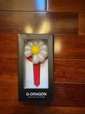G-DRAGON Official Daisy Mini Light Keyring - Red Handle